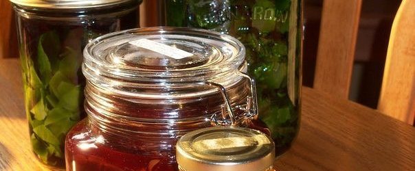 НАСТОЯНКИ, ЯКІ НЕОБХІДНО МАТИ В ДОМАШНІЙ АПТЕЧЦІ