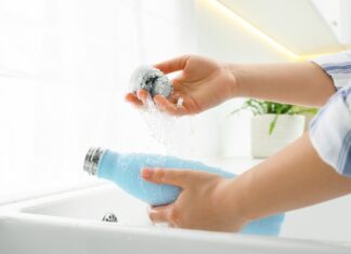 Warum Ihre wiederverwendbare Wasserflasche mehr als nur eine Spülung braucht