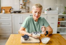 Зв’язок між прищами та харчуванням: 5 продуктів, які можуть допомогти очистити вашу шкіру