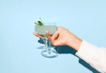 L’alcol e la pelle: in che modo il bere influisce sulla salute