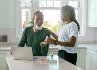 Боротьба з емоційними змінами при хворобі Паркінсона: Посібник для опікунів