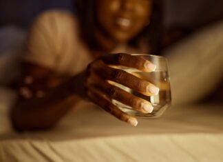 Por que você acorda com sede: os 9 motivos mais comuns