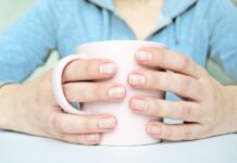 Білі лінії на нігтях: що вони означають насправді